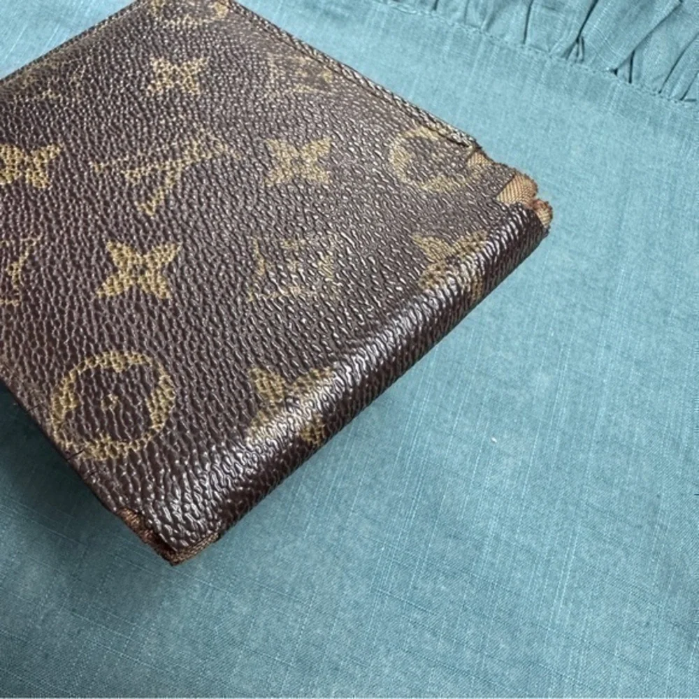 AUTHENTIC Louis Vuitton wallet. Monogram canvas.